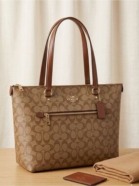 Coach purse bag tote 👜 Brown Signature Jacquard Tote with Leather Trim shoulder